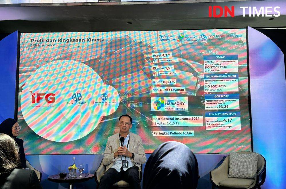 Direktur Utama PT Jasaraharja Putera, Abdul Haris, membahas layanan asuransi yang lebih cepat dan mudah diakses, dalam konferensi pers di Jakarta, Rabu (18/12/2024). (IDN Times/Mila Karlina)