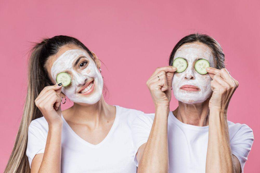ilustrasi ibu dan anak pakai masker wajah (freepik.com/freepik)