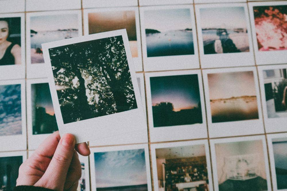 Ilustrasi memegang foto (pexels.com/Lisa Fotios)