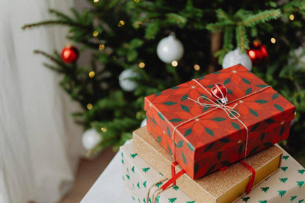 ilustrasi kado natal (pexels.com/@karolina grabowsk)