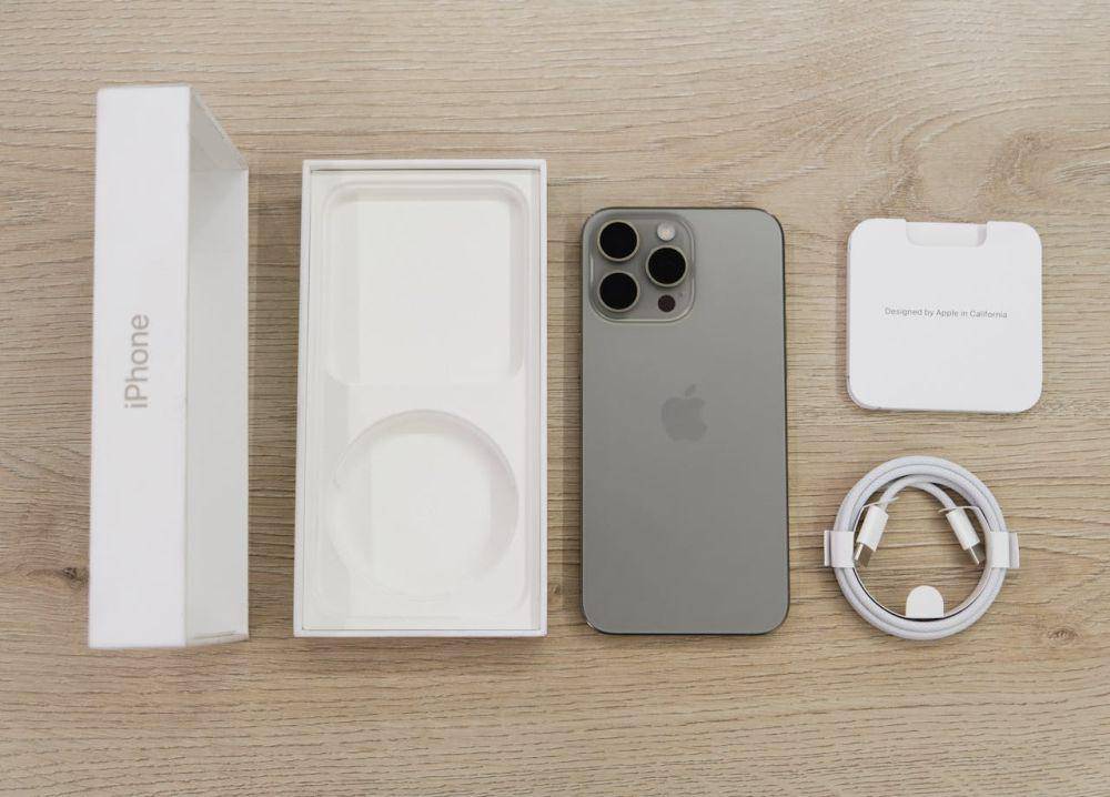 unboxing iPhone (pexels.com/@zana-latif)