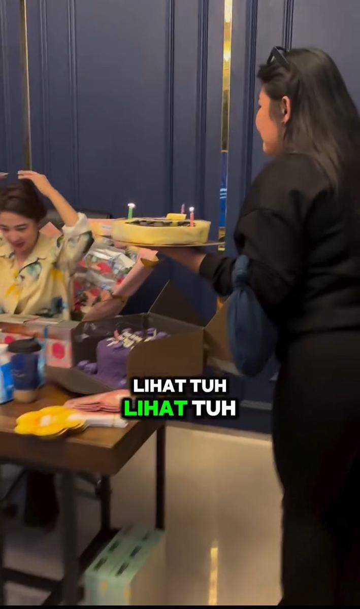 Kejutan ulang tahun Dewi Perssik (Instagram.com/rosameldianti29)