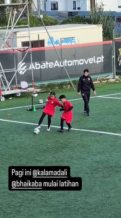 Kala latihan bola di Portugal (instagram.com/hanungbramantyo)