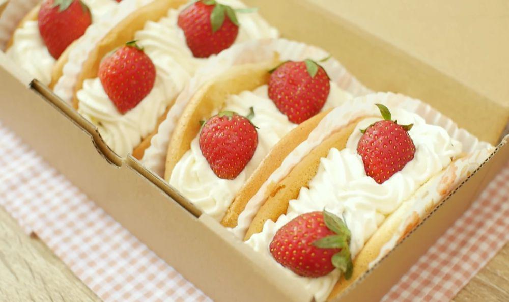 Resep Strawberry Hug Roll Cake yang Lembut dan Mudah Dibuat