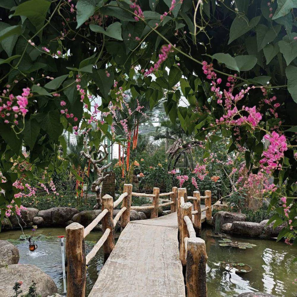 ada taman cantik yang bisa dikelilingi (instagram.com/kemenuhbutterflypark)
