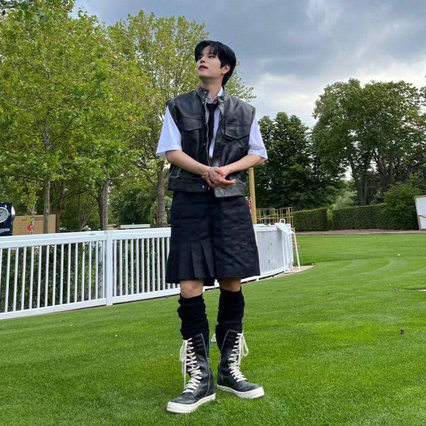 outfit layering ala Seungmin Stray Kids (instagram.com/miniverse.___)