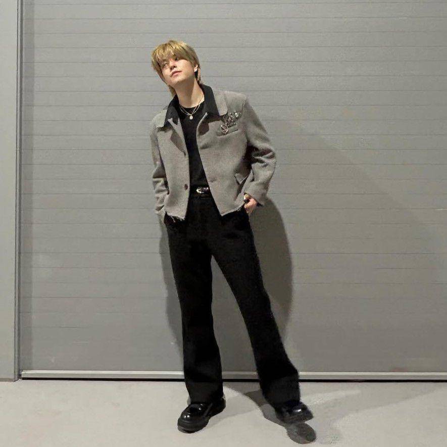outfit layering ala Seungmin Stray Kids (instagram.com/miniverse.___)