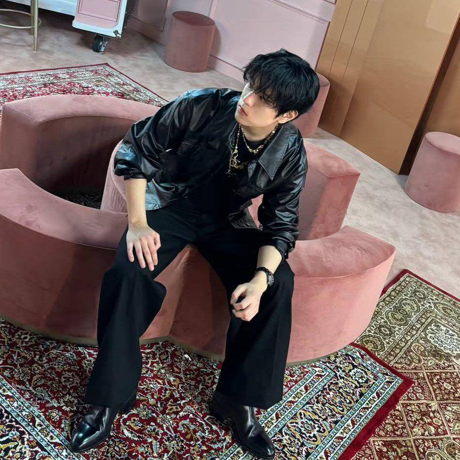 outfit layering ala Seungmin Stray Kids (instagram.com/miniverse.___)