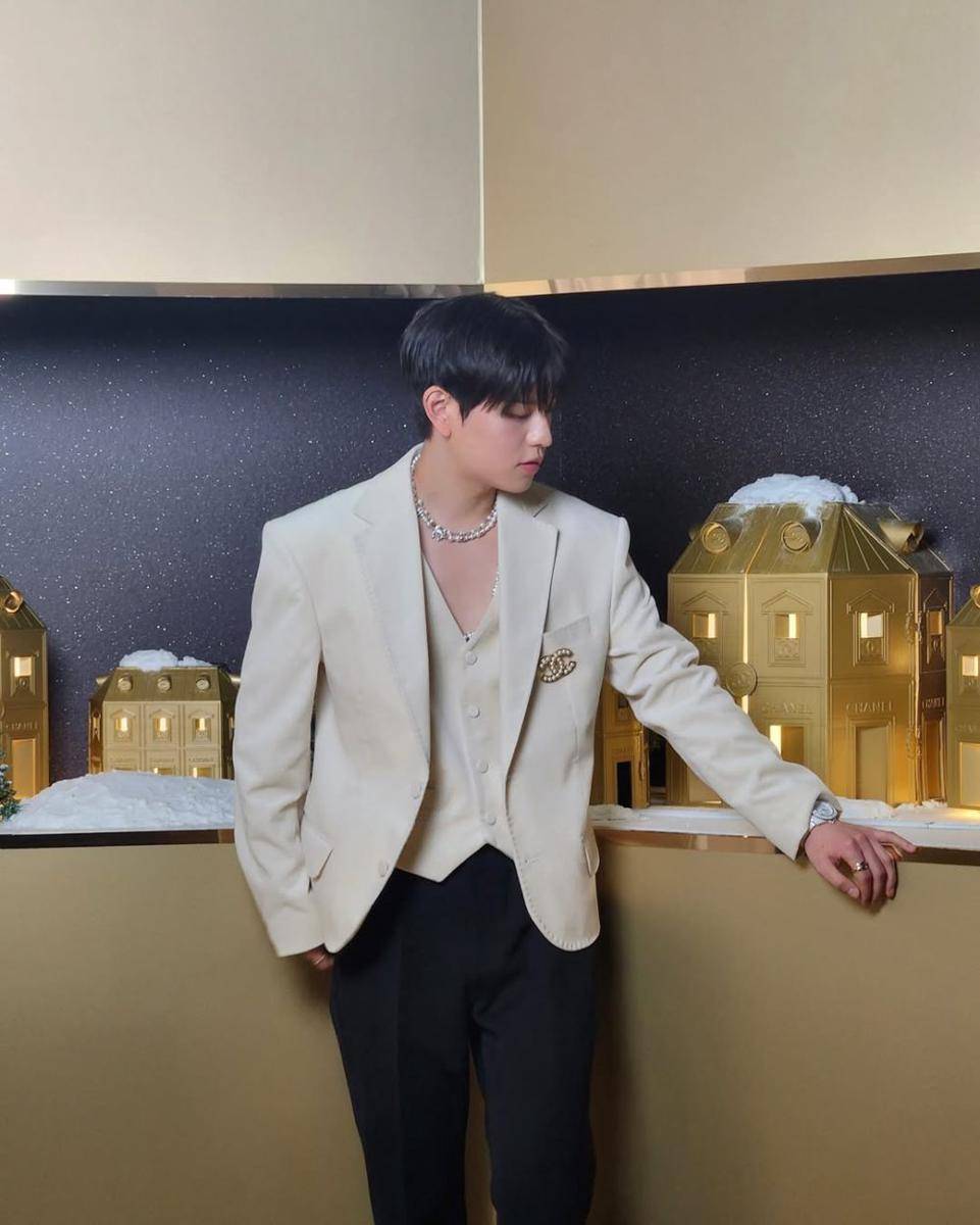 outfit layering ala Seungmin Stray Kids (instagram.com/miniverse.___)