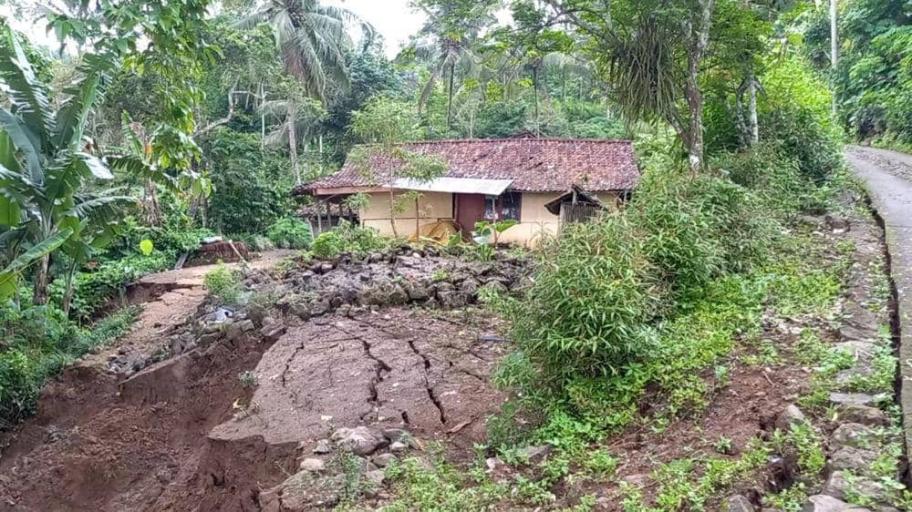 Warga di Trenggalek Mengungsi Akibat Bencana Tanah Gerak