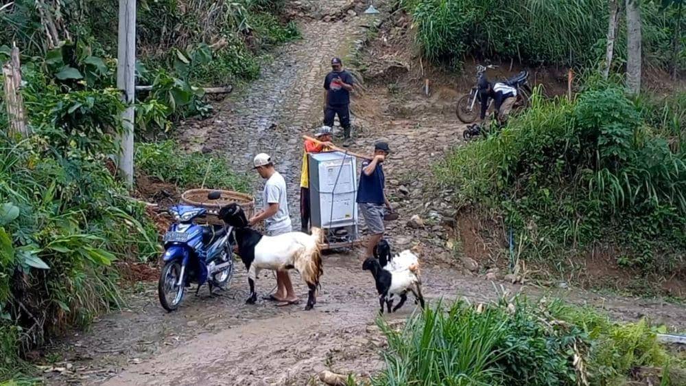 Warga mengungsi akibat bencana tanah gerak. IDN Times/ istimewa