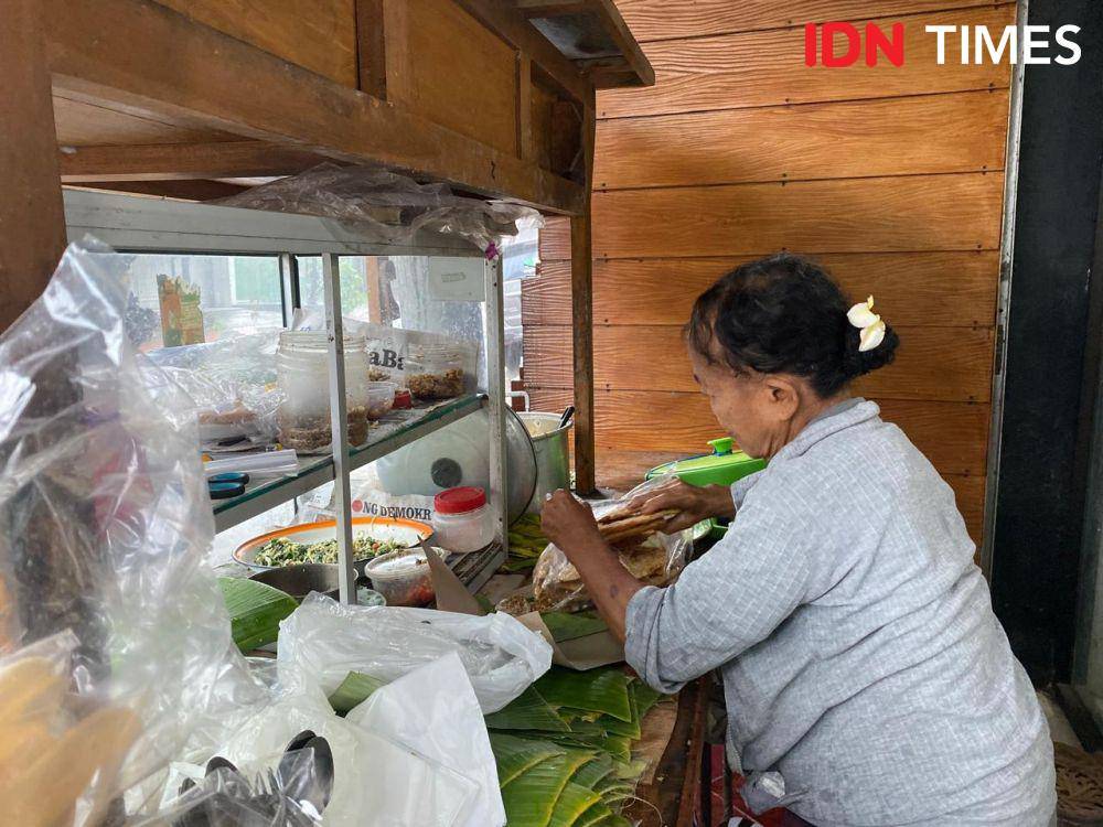 Bu Nengah saat melayani pembeli. (IDN Times/Yuko Utami)