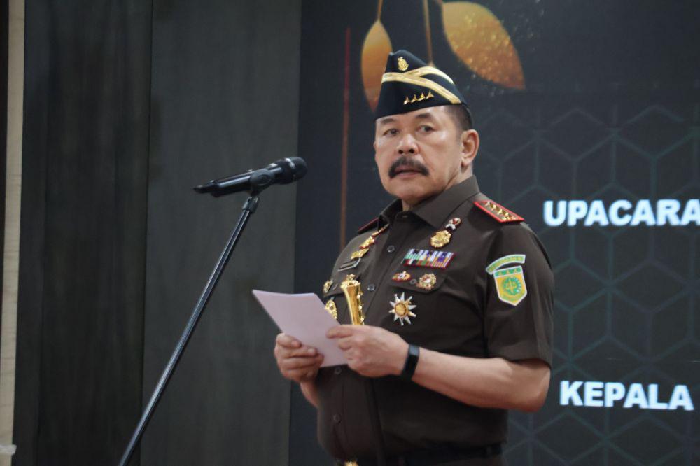 Jaksa Agung ST Burhanuddin melantik Rudi Margono sebagai Jaksa Agung Muda Pengawasan dan Leonard Eben Ezer Simanjuntak sebagai Kepala Badan Pendidikan dan Pelatihan Kejaksaan RI di Aula Lantai 11, Gedung Utama Kejaksaan Agung, Rabu (18/12/2024). (dok. Puspenkum)