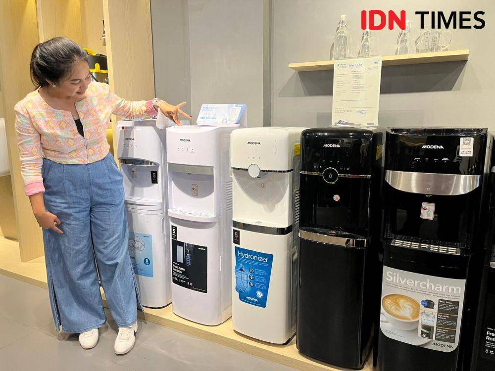 Konsumen sedang memilih produk dispenser Modena di Modena Home Center Anjasmoro Semarang, Rabu (18/12/2024). (IDN Times/Anggun Puspitoningrum)