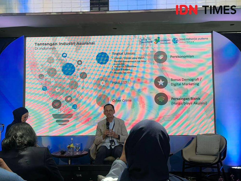 Direktur Utama PT Jasaraharja Putera, Abdul Haris, membahas layanan asuransi yang lebih cepat dan mudah diakses, dalam konferensi pers di Jakarta, Rabu (18/12/2024). (IDN Times/Mila Karlina)