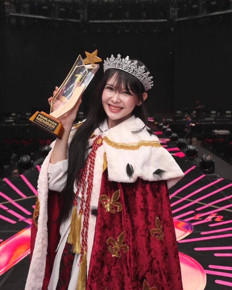 Feni JKT48 (instagram.com/jkt48feni)