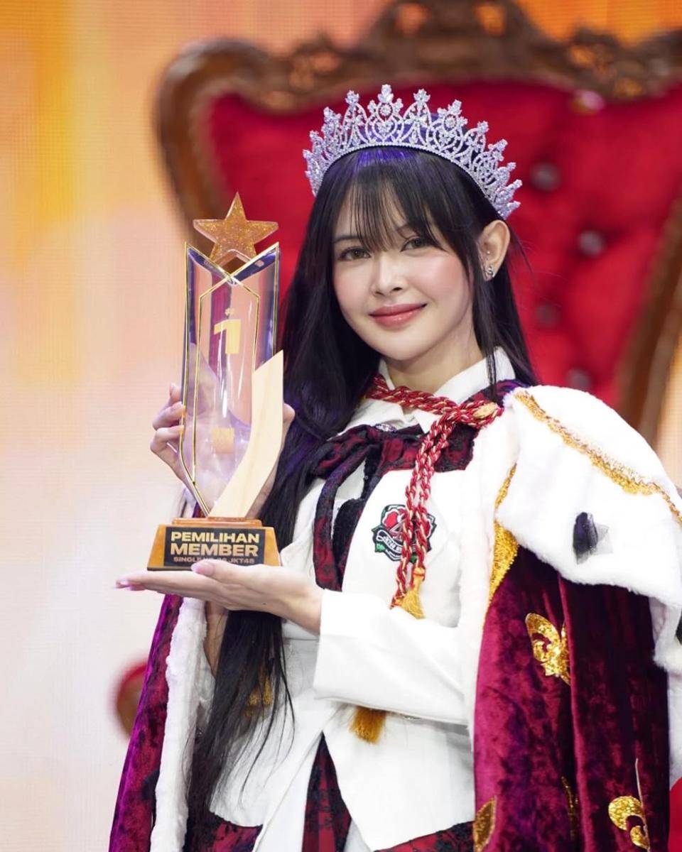 Feni JKT48 (instagram.com/jkt48feni)