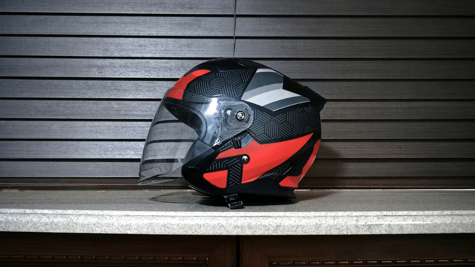 Helm (unsplash.com/Rashed Paykary)