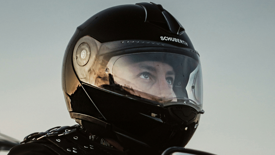 Seorang pria memakai helm untuk berkendara (unsplash.com/Andrey Shatalin)