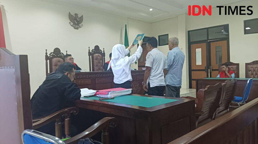 Saksi Naja dan Asmariah saat disumpah sebelum memberikan keterangan di PN Balikpapan. (IDN Times/Erik Alfian)