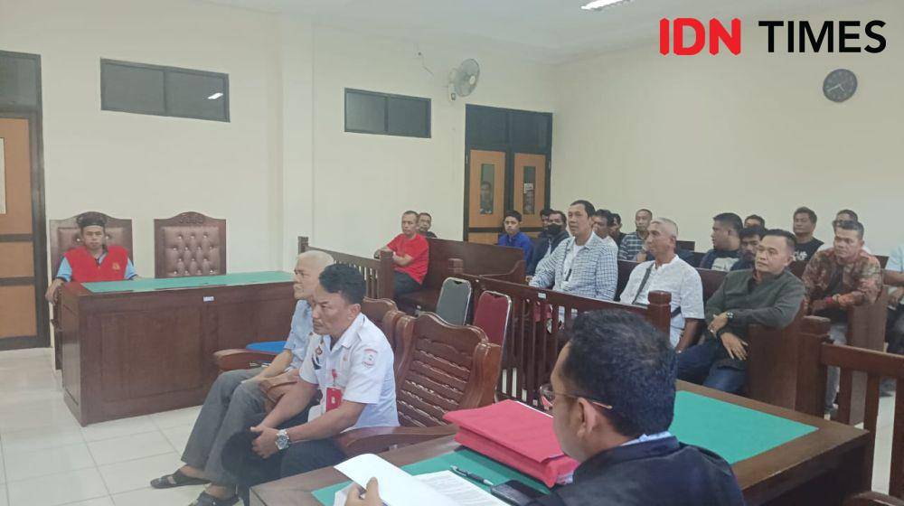 Dua saksi dihadirkan dalam sidang lanjutan kasus galian c ilegal di lahan eks Hotel Tirta, Kota Balikpapan, kembali berlangsung di PN Balikpapan, Rabu (18/12/2024). (IDN Times/Erik Alfian)