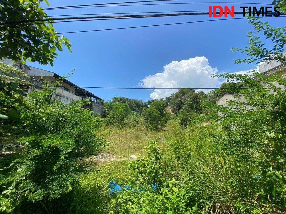 Lahan eks Hotel Tirta kini ditumbuhi semak belukar. (IDN Times/Erik Alfian)