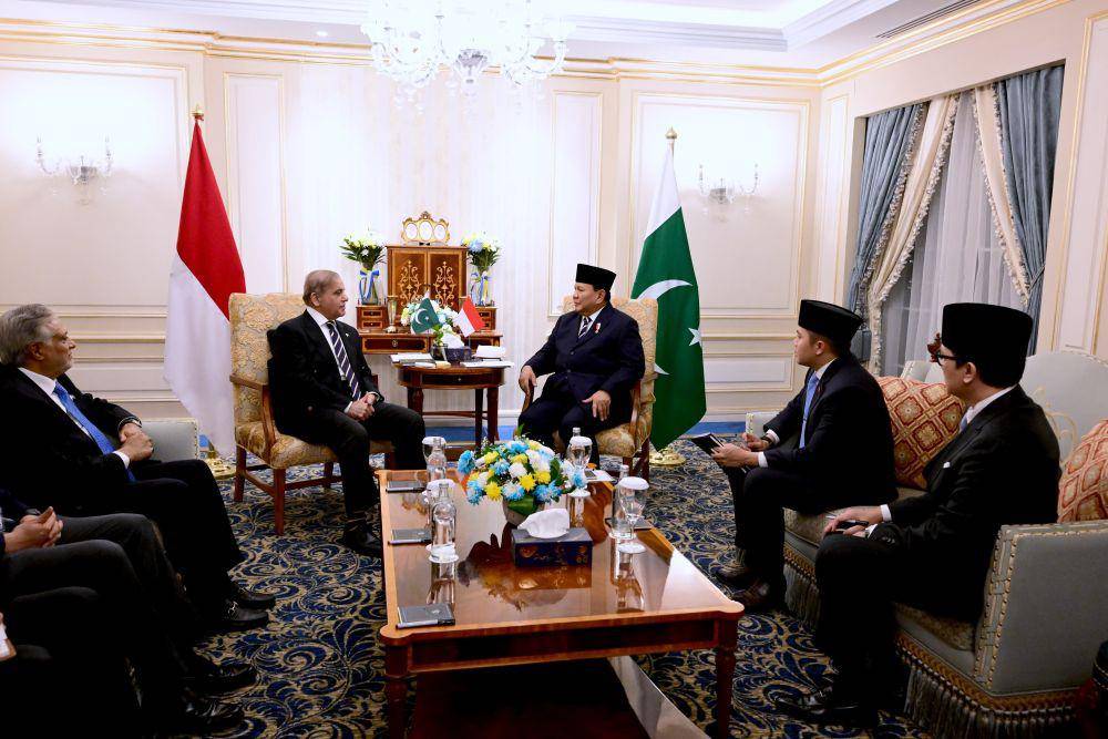 Presiden Prabowo Subianto melakukan pertemuan bilateral dengan Perdana Menteri (PM), Pakistan Shehbaz Sharif, di Hotel St Regis New Capital, Kairo, Mesir (dok. Sekretariat Presiden)