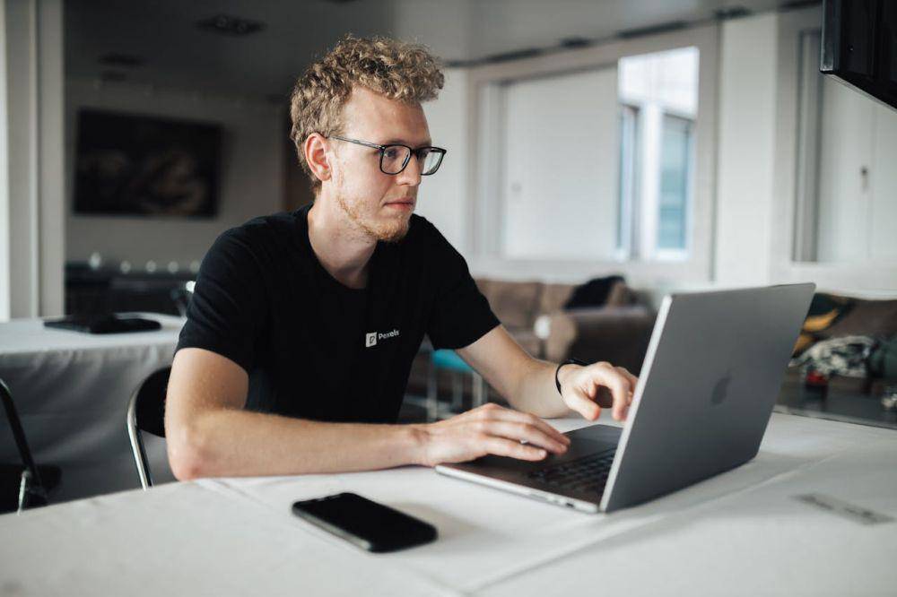 iiustrasi orang bekerja (pexels.com/Matheus Bertelli)