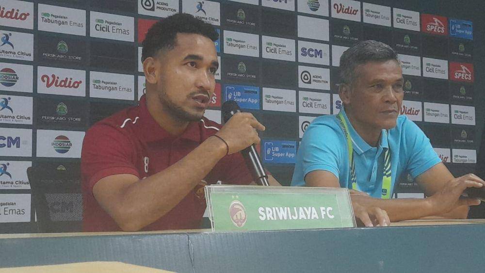 Pemain Sriwijaya FC Muhammad Rifaldo bersama Pelatih Hendri Susilo usai laga kontra Persikabo, Kamis (19/12/2024) - Dok. Media Officee Sriwijaya FC