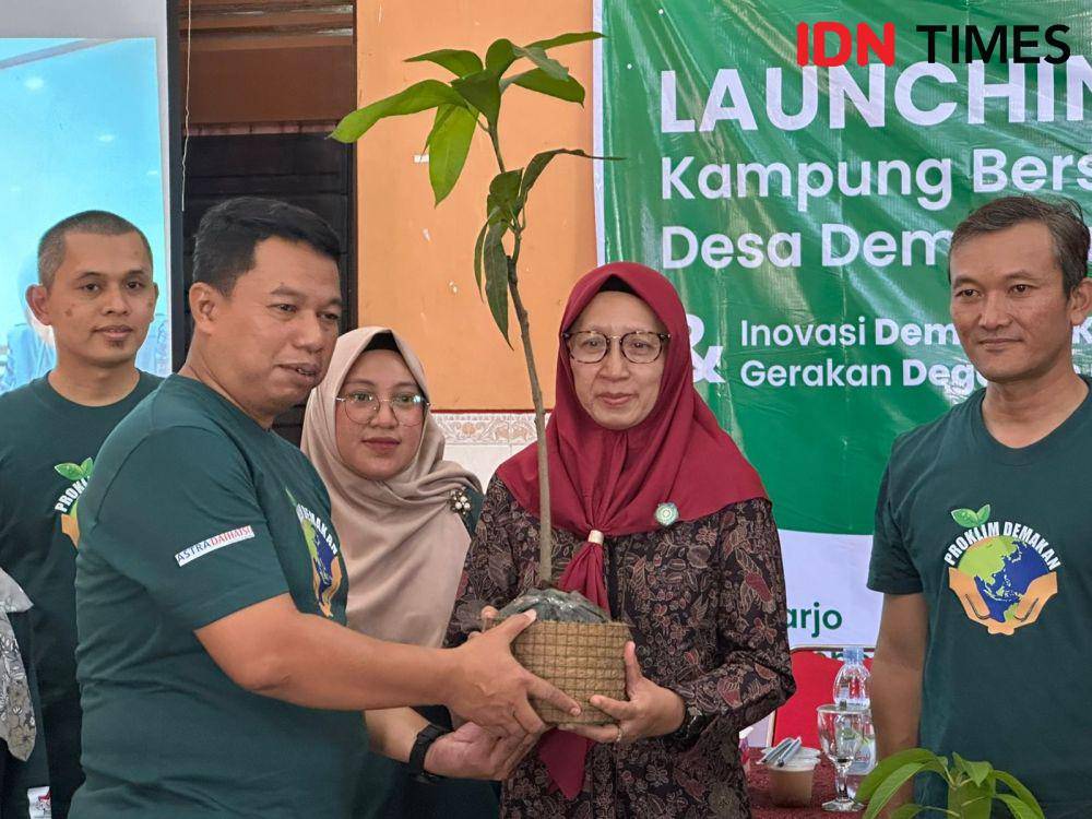 Penyerahan bantuan CSR dari PT Astra Internasioanl Tbk- Daihatsu Solo Baru kepada Desa Demakan. (IDN Times/Larasati Rey)