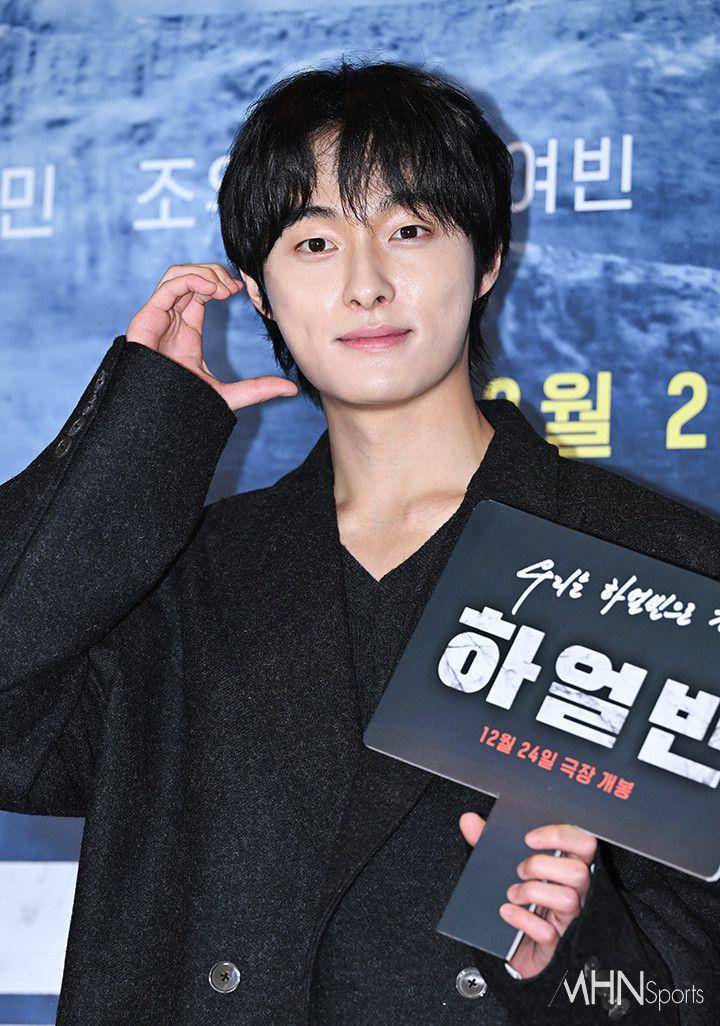 potret Yoon Chan Young di acara VIP premier film Harbin (dok. MHN Sports)