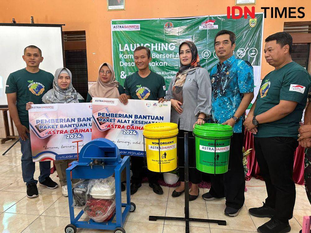Penyerahan bantuan CSR dari PT Astra Internasioanl Tbk- Daihatsu Solo Baru kepada Desa Demakan. (IDN Times/Larasati Rey)