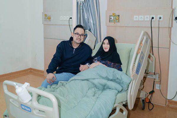 7 Potret Gilang-Shandy Gelar Syukuran Kelahiran Baby J Bareng Karyawan