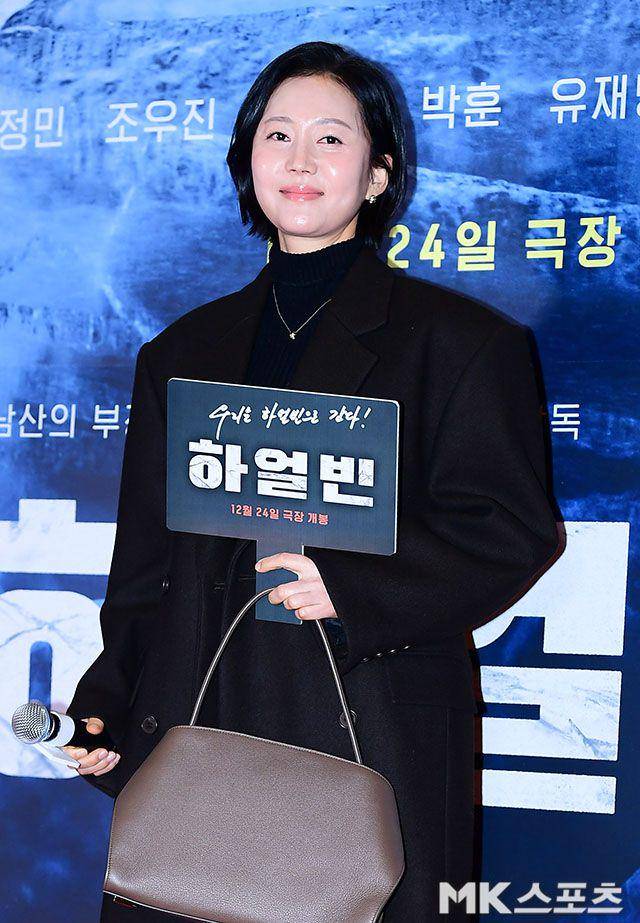 potret Yeom Jeong Ah di acara VIP premier film Harbin (dok. MK Sports)