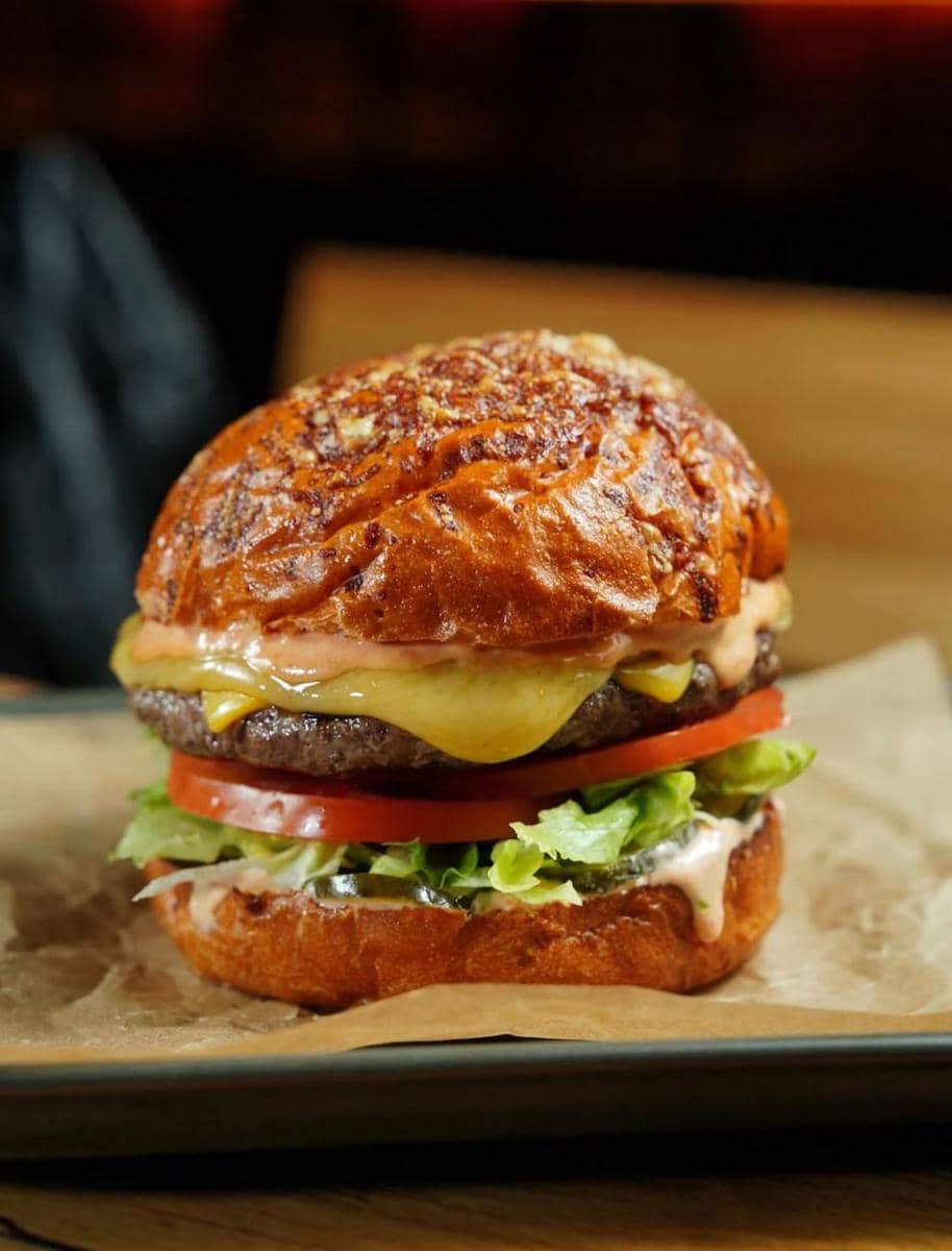 ilustrasi burger (pexels.com/Nadin Sh)