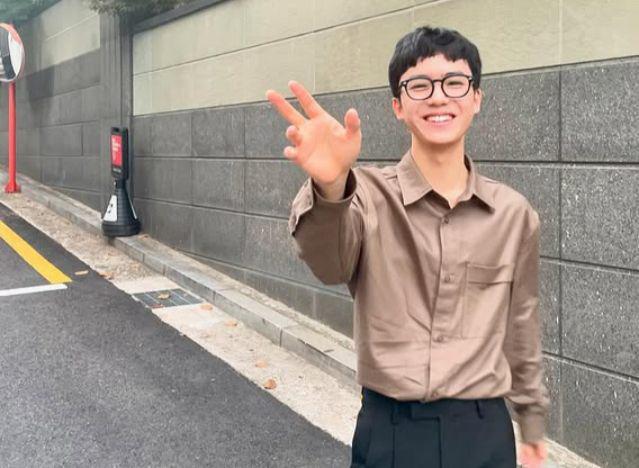7 Ide Padu Padan Outfit Santai ala Moon Woo Jin, Remaja Friendly