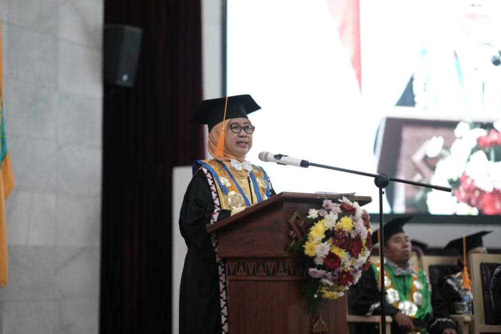 Rektor Unila, Prof. Lusmeilia Afriani saat memberikan sambutan pada acara pengukuhan guru besar Unila. (IDN Times/Istimewa)