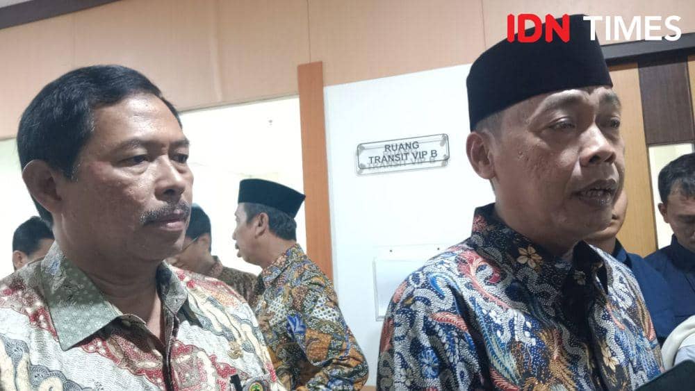 Pj Gubernur Jateng Nana Sudjana dan Kepala BPK Jateng Karyadi saat diwawancarai wartawan. (IDN Times/Fariz Fardianto)