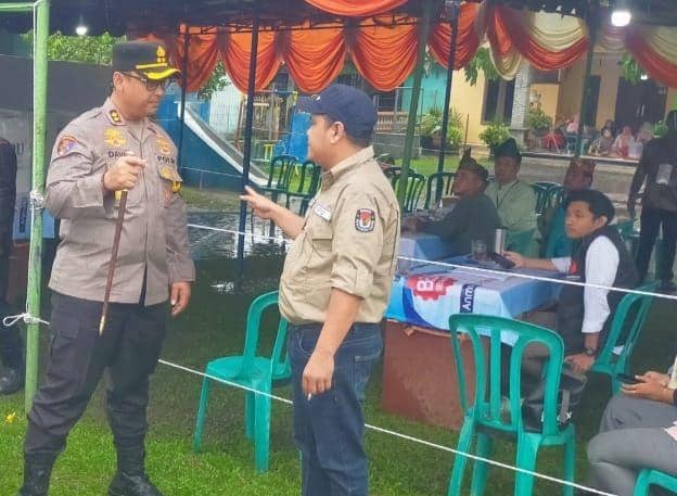 Kapolres Langkat AKBP David, saat memantau lokasi TPS di Pilkada 2024 (IDN Times/ Bambang Suhandoko)