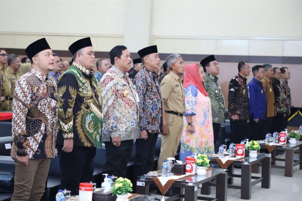 Ketua KPU Jateng Handi Tri Ujiono, Pj Gubernur Jateng Nana Sudjana, Sekda Jateng Sumarno, Walikota Semarang Hevearita Gunaryanti Rahayu dan Kepala BPK Jateng Karyadi berdiri sejajar saat mengumandangkan lagu Indonesia Raya. (IDN Times/Fariz Fardianto)