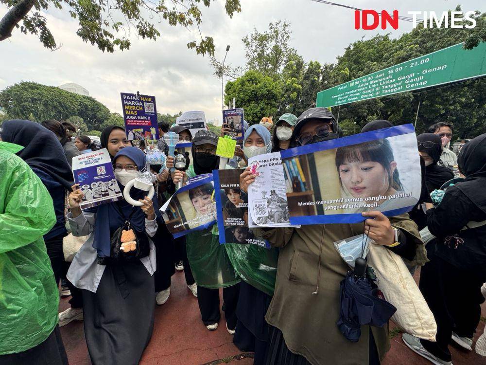 potret banner dan bendera di aksi tolak PPN 12 persen (IDN Times/Elizabeth Chiquita)