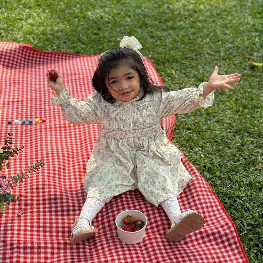 inspirasi outfit anak cewek ala Jema (instagram.com/syafira_hdd)