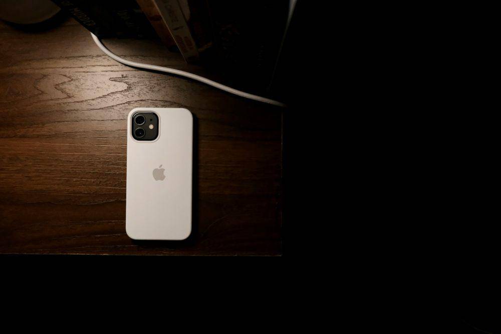 ilustrasi iPhone 12 (unsplash.com/@liamd197)
