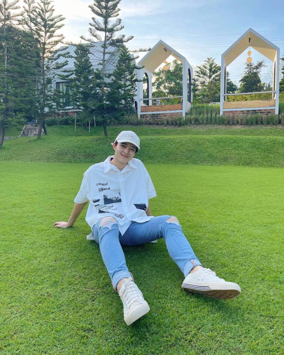 outfit liburan akhir tahun ala NuNew Chawarin (instagram.com/new_cwr)