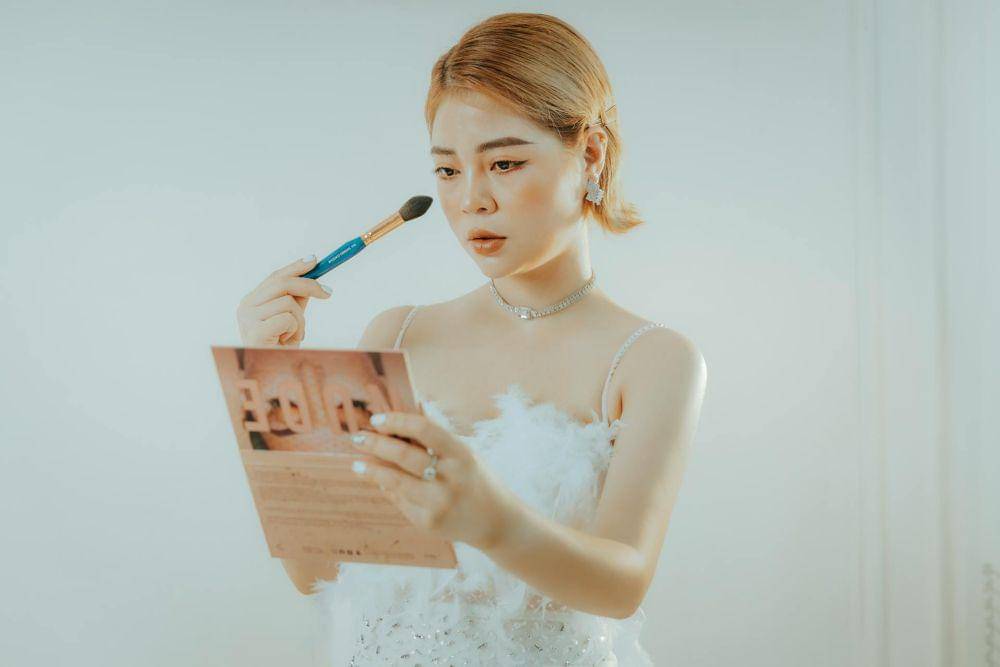 ilustrasi mengaplikasikan blush on (pexels.com/Hong Song)