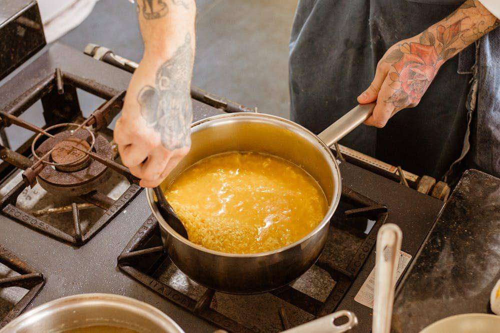 ilustrasi memasak adonan puding (pexels.com/Jonathan Borba)