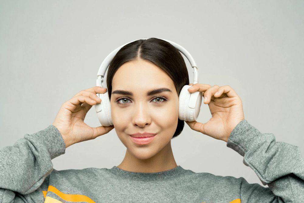 ilustrasi mendengarkan lagu (pexels.com/Sound On)