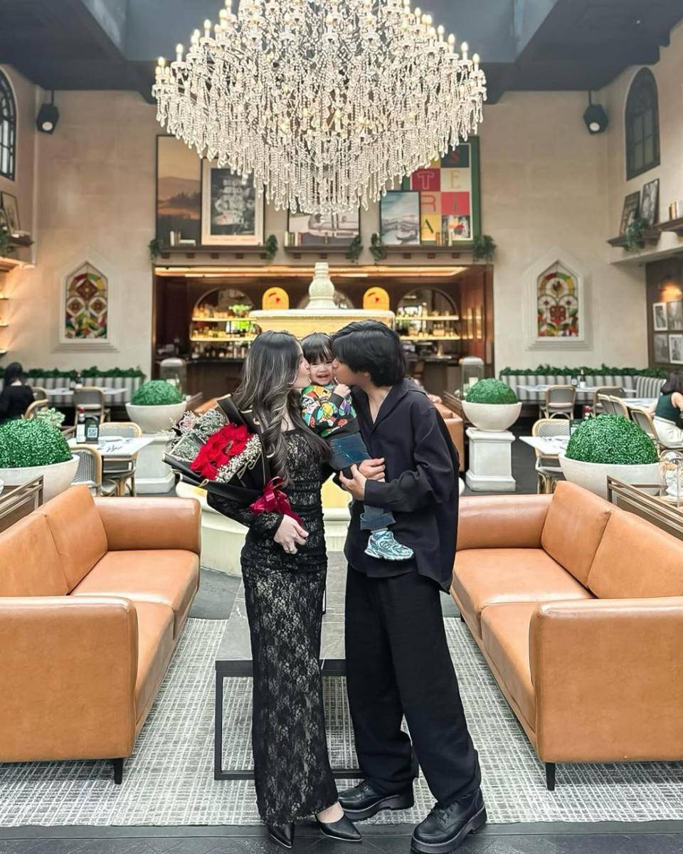 Anniversay Arnold Leonard dan istri (Instagram.com/crasivayamoniq)