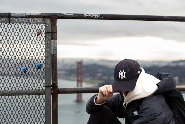 ilustrasi penampilan ala bad boy (unsplash.com/taylor Annis)
