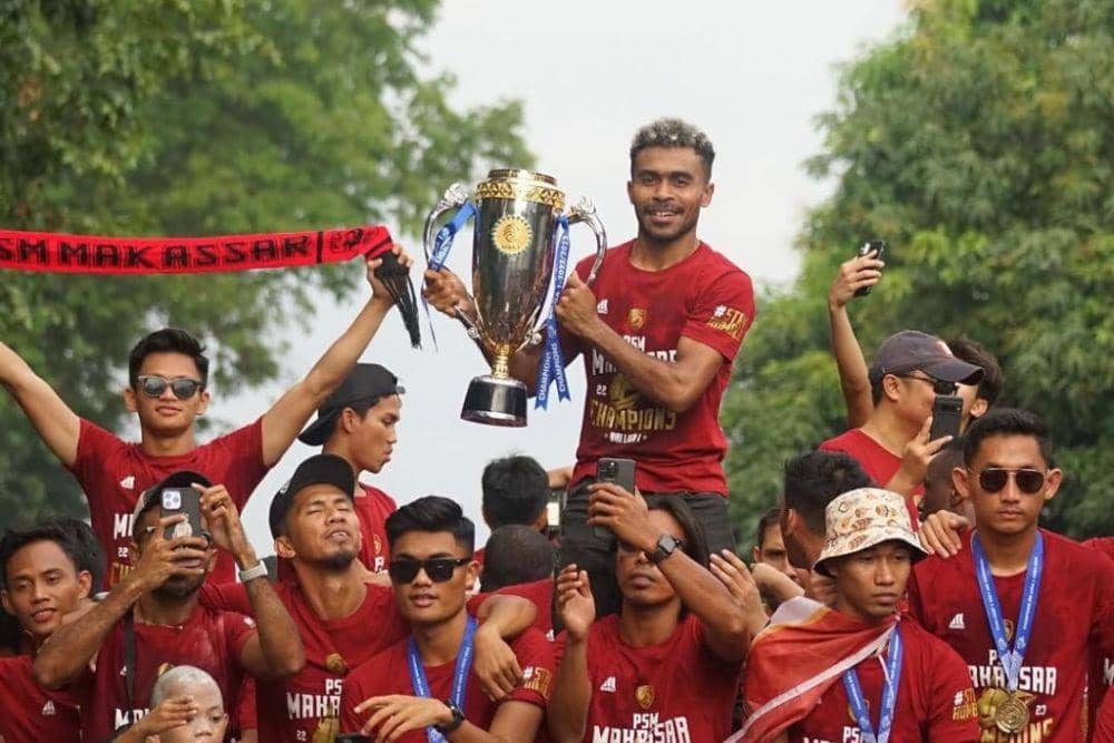 Yance Sayuri bersama trofi juara Liga 1 dalam pawai selepas PSM Makassar menjuarai kompetisi musim 2022/23. (Instagram.com/yansyuri11)